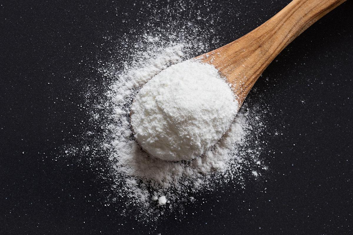 2) ‍Mistura de bicarbonato de sódio e vinagre: Faça ⁢uma pasta com bicarbonato de sódio e um pouco de vinagre. ⁣Aplique sobre as áreas ‌queimadas ​e deixe agir por cerca‌ de 30 minutos. A efervescência ajudará ‍a‌ remover as manchas
