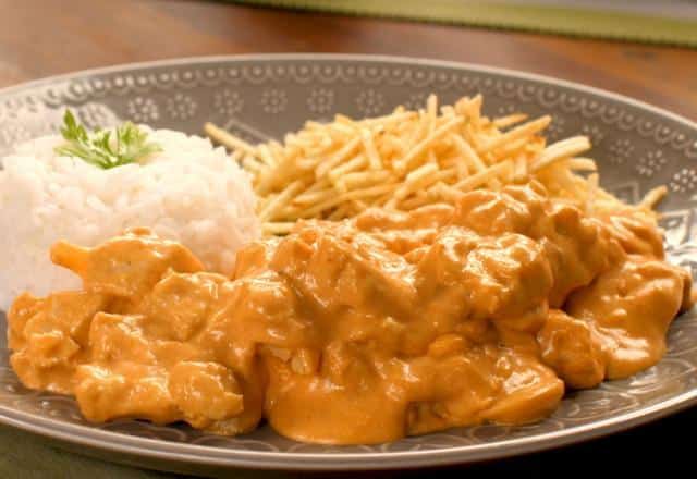 A tradição do Strogonoff de Frango na Culinária Brasileira