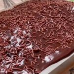 Aprenda a Fazer um Bolo de Chocolate Molhadinho e Irresistível