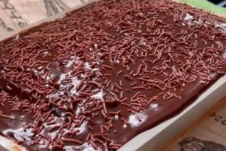 Aprenda a Fazer um Bolo de Chocolate Molhadinho e Irresistível