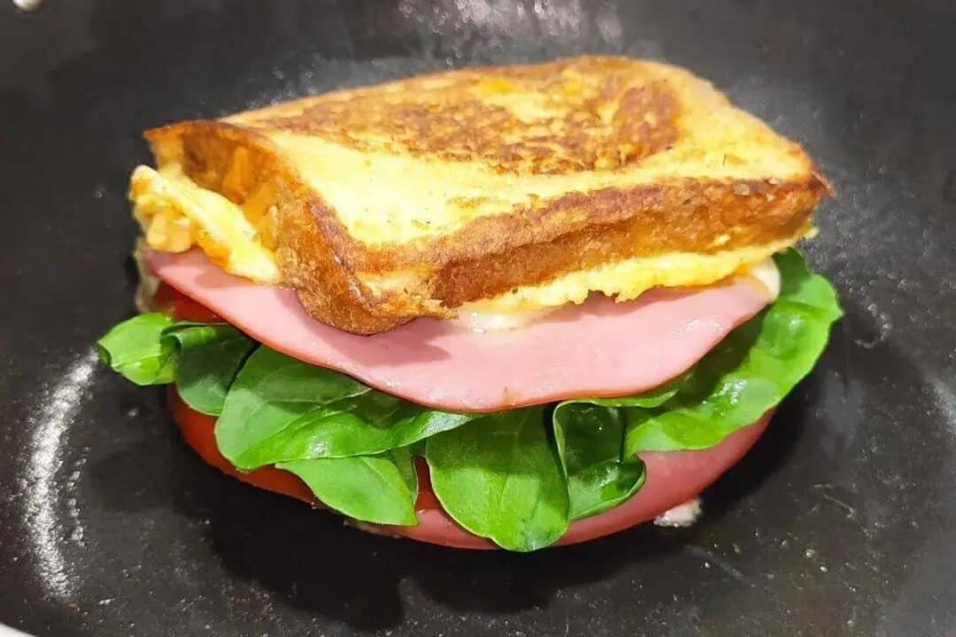 Aprenda a Fazer um Delicioso Sanduíche de Omelete em Minutos