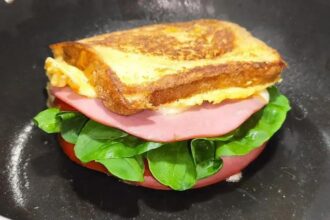 Aprenda a Fazer um Delicioso Sanduíche de Omelete em Minutos