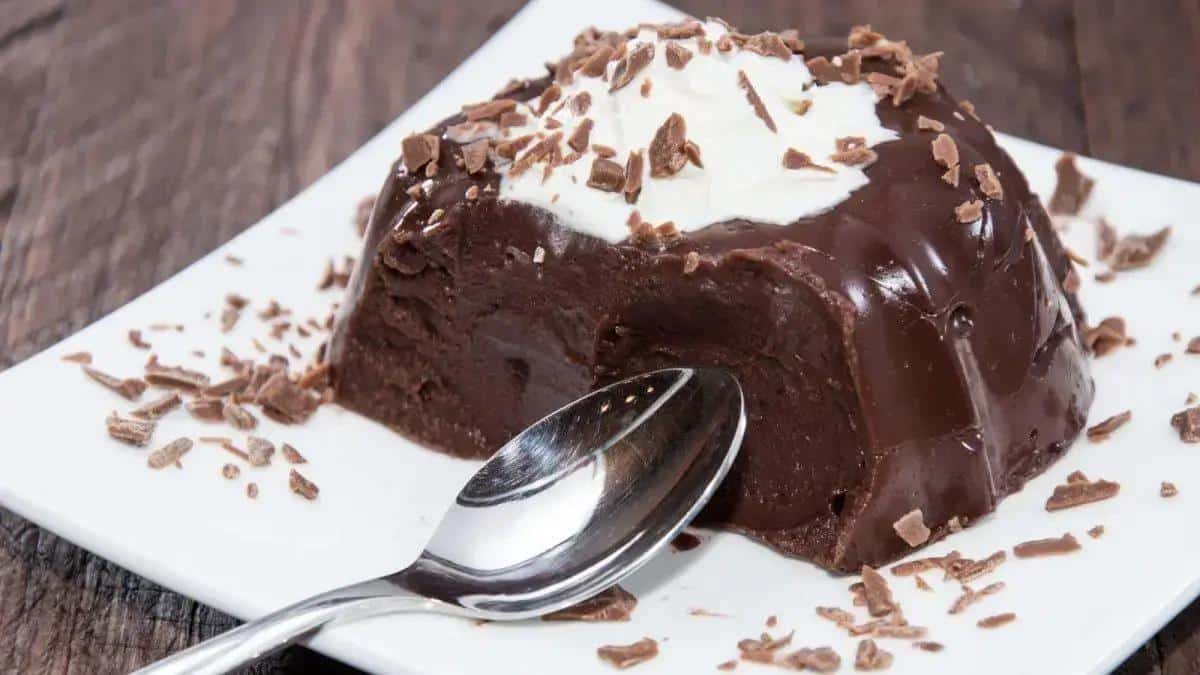 Aprenda a fazer um pudim de chocolate sem ovos em minutos