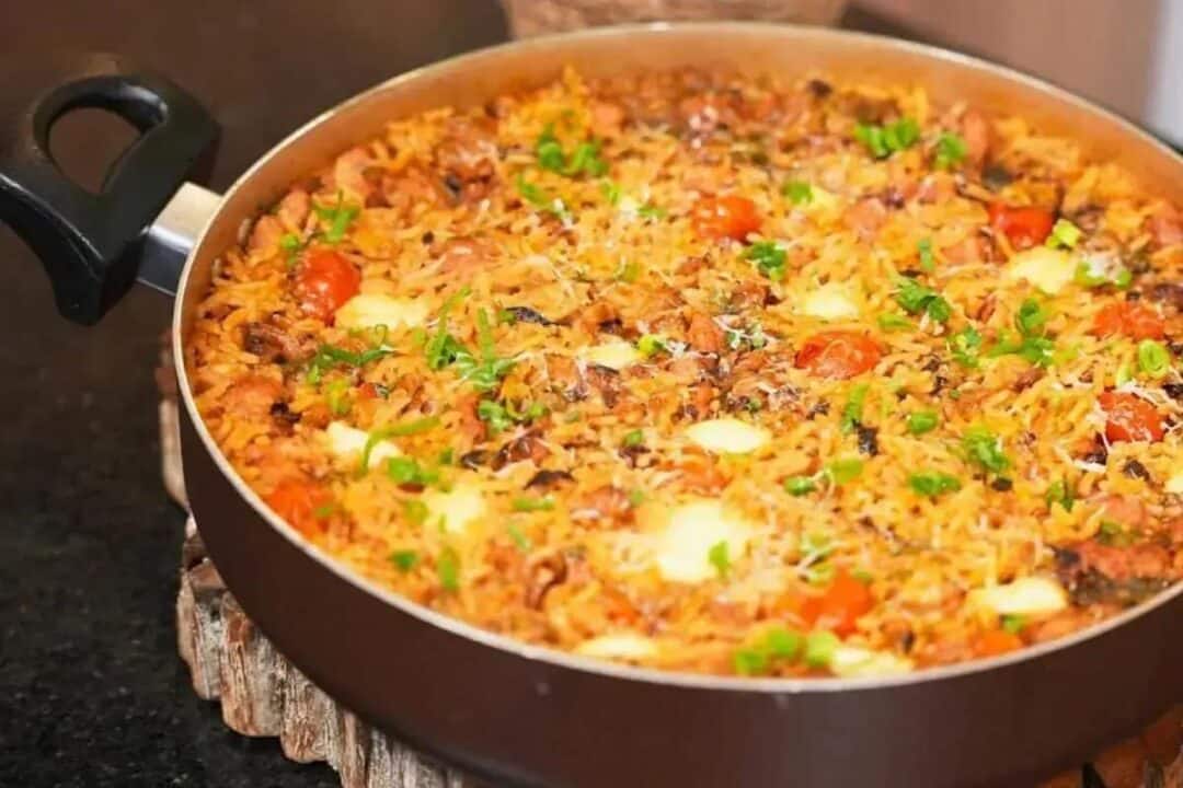 Aprenda a fazer um saboroso arroz com cebola queimada