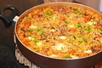 Aprenda a fazer um saboroso arroz com cebola queimada