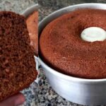 Delicie-se com este bolo de chocolate de liquidificador rápido e fácil