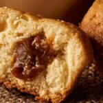 Deliciosos muffins recheados com doce de leite prontos em 35 minutos