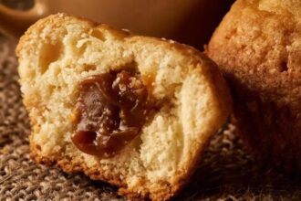 Deliciosos muffins recheados com doce de leite prontos em 35 minutos