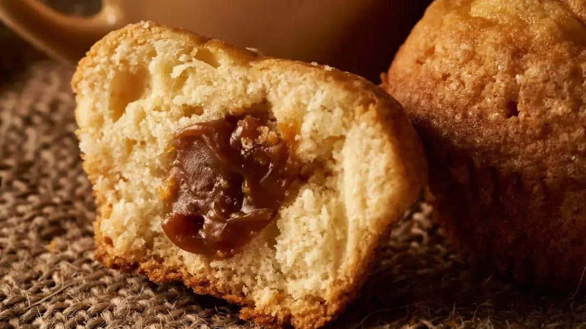 Deliciosos muffins recheados com doce de leite prontos em 35 minutos