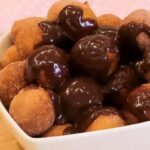 Descubra Como Fazer Bolinho de Chuva com Calda de Chocolate