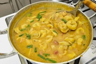 Descubra o Sabor da Sopa Creme de Capeletti com Bacon e Linguiça