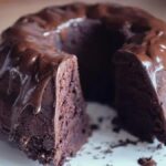 Prepare um bolo de chocolate na panela em menos de 1 hora