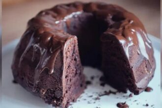 Prepare um bolo de chocolate na panela em menos de 1 hora