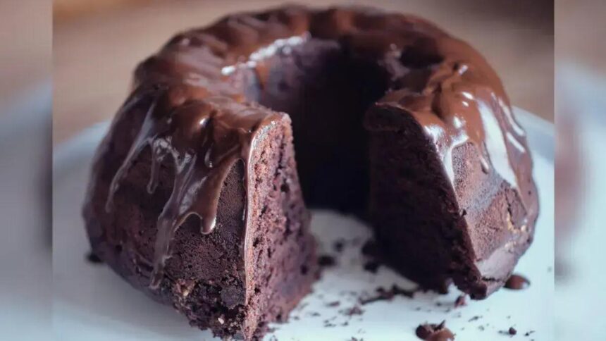 Prepare um bolo de chocolate na panela em menos de 1 hora