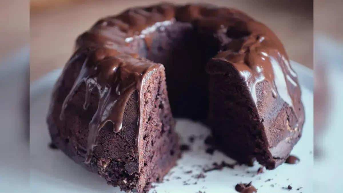 Prepare um bolo de chocolate na panela em menos de 1 hora
